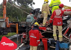 Colisão com três caminhões e um carro deixa ferido grave na BR-277, em Palmeira