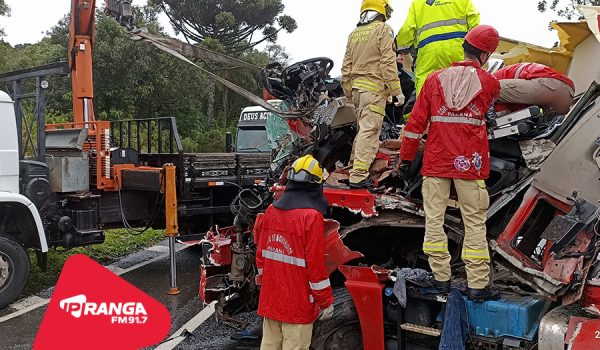 Colisão com três caminhões e um carro deixa ferido grave na BR-277, em Palmeira