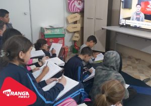 Alunos do 5º ano da Escola Leonor Santos mergulham na literatura brasileira e produzem vídeos para incentivar a leitura