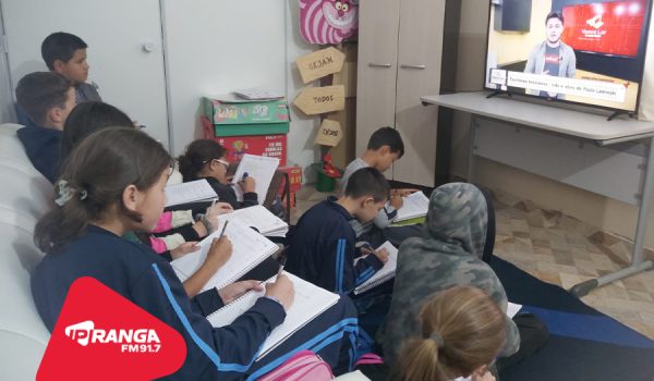 Alunos do 5º ano da Escola Leonor Santos mergulham na literatura brasileira e produzem vídeos para incentivar a leitura