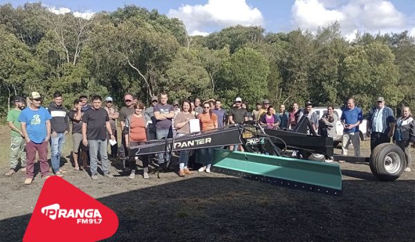 Prefeitura de Palmeira entrega plaina agrícola para comunidade de Faxinal dos Silva