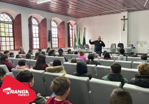 Alunos do Colégio Gabriel Prestes participam de roda de conversa sobre combate às drogas na Câmara de Vereadores