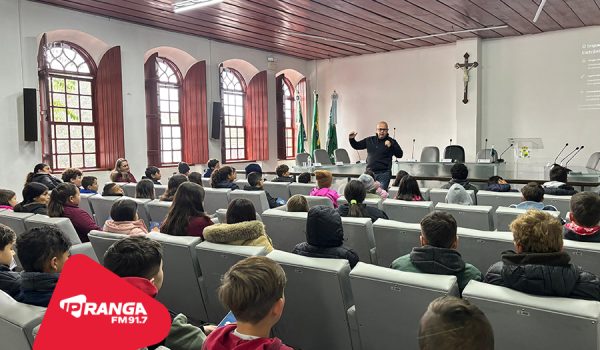 Alunos do Colégio Gabriel Prestes participam de roda de conversa sobre combate às drogas na Câmara de Vereadores